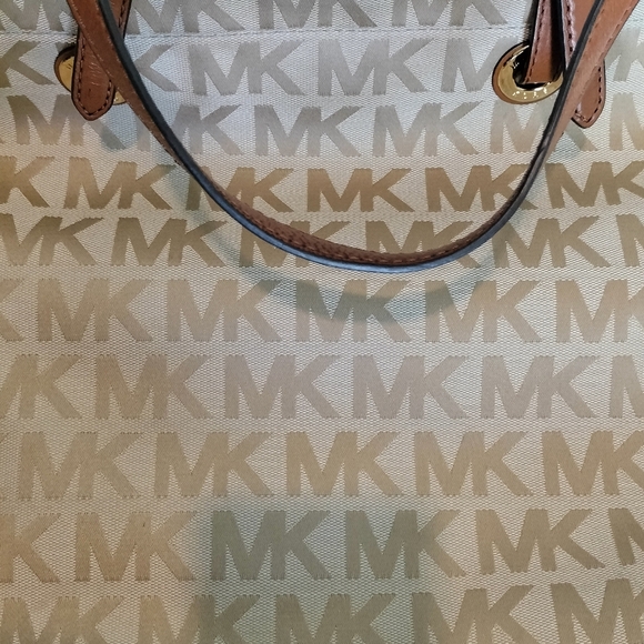 Michael Kors Signature Monogram Large Tote Bag - Picture 2 of 4